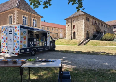 Food truck des routardises devant un chateau
